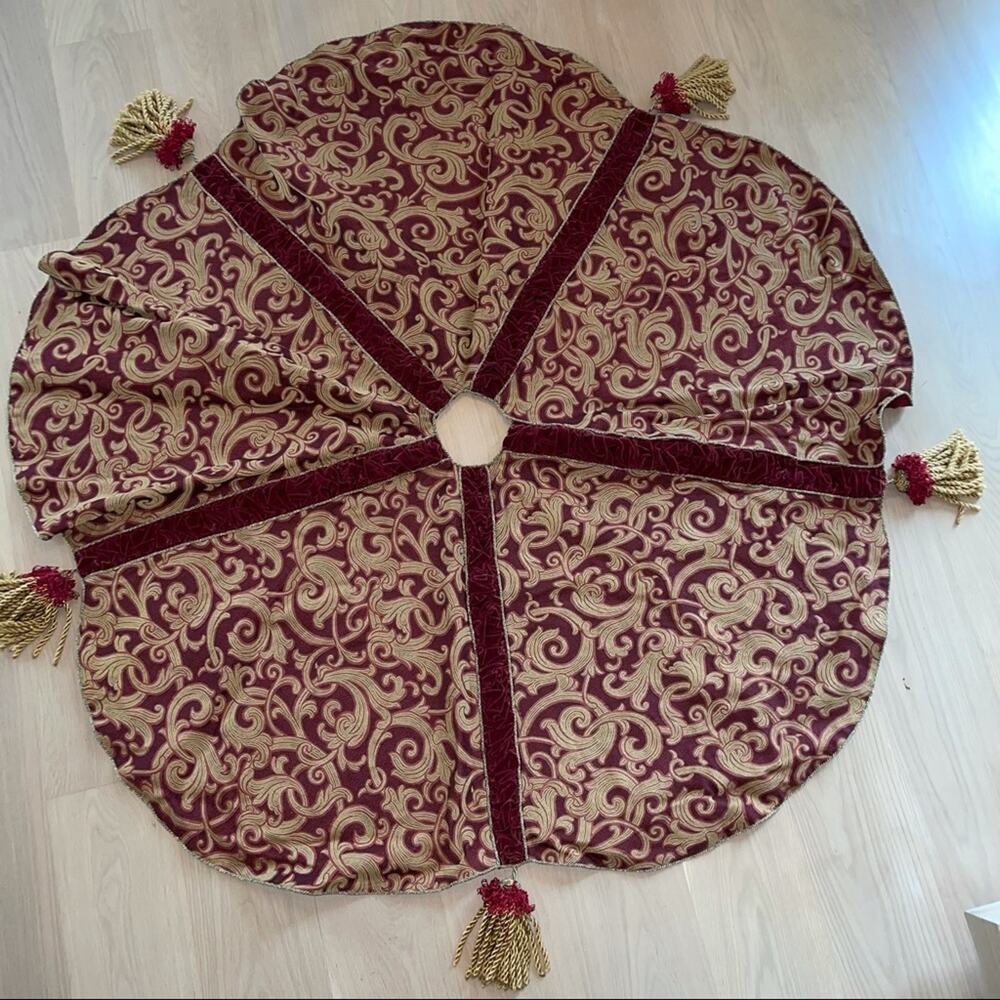 Christmas Tree Skirt - Picture 1 of 10